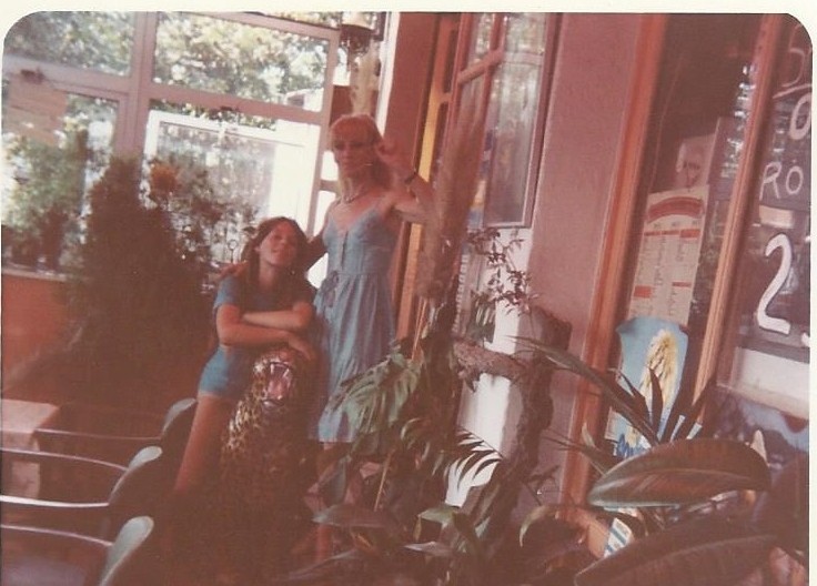 Christiane et sa fille sur la panthère en poterie