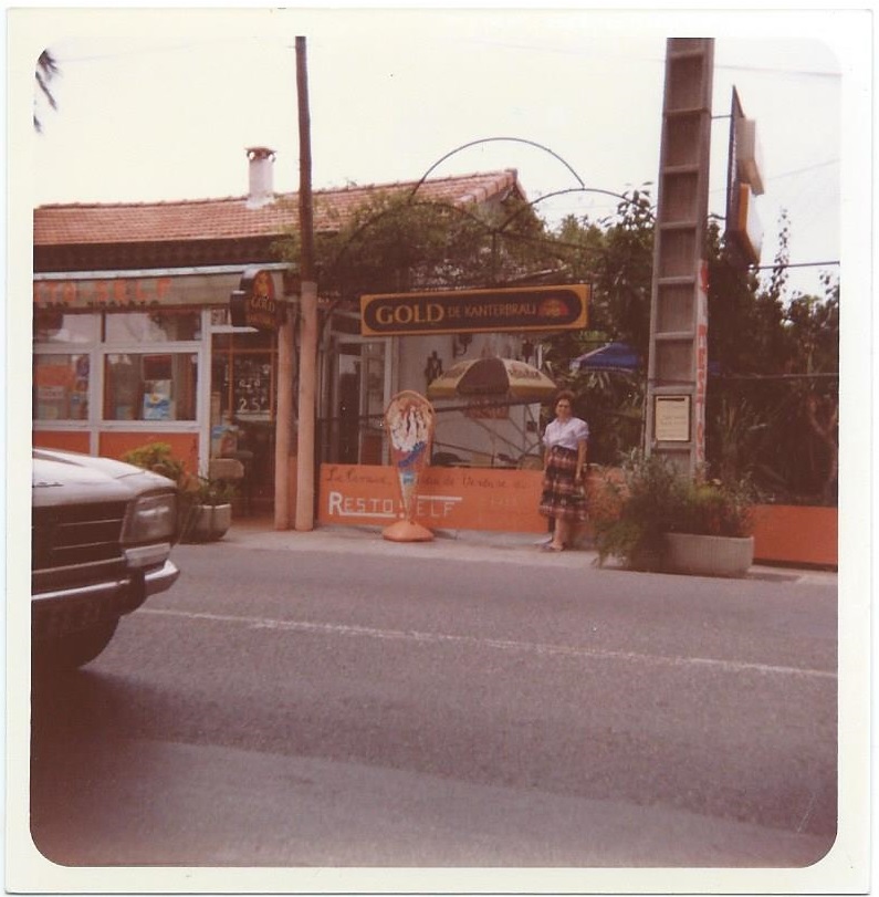 Odette devant le commerce en 1980